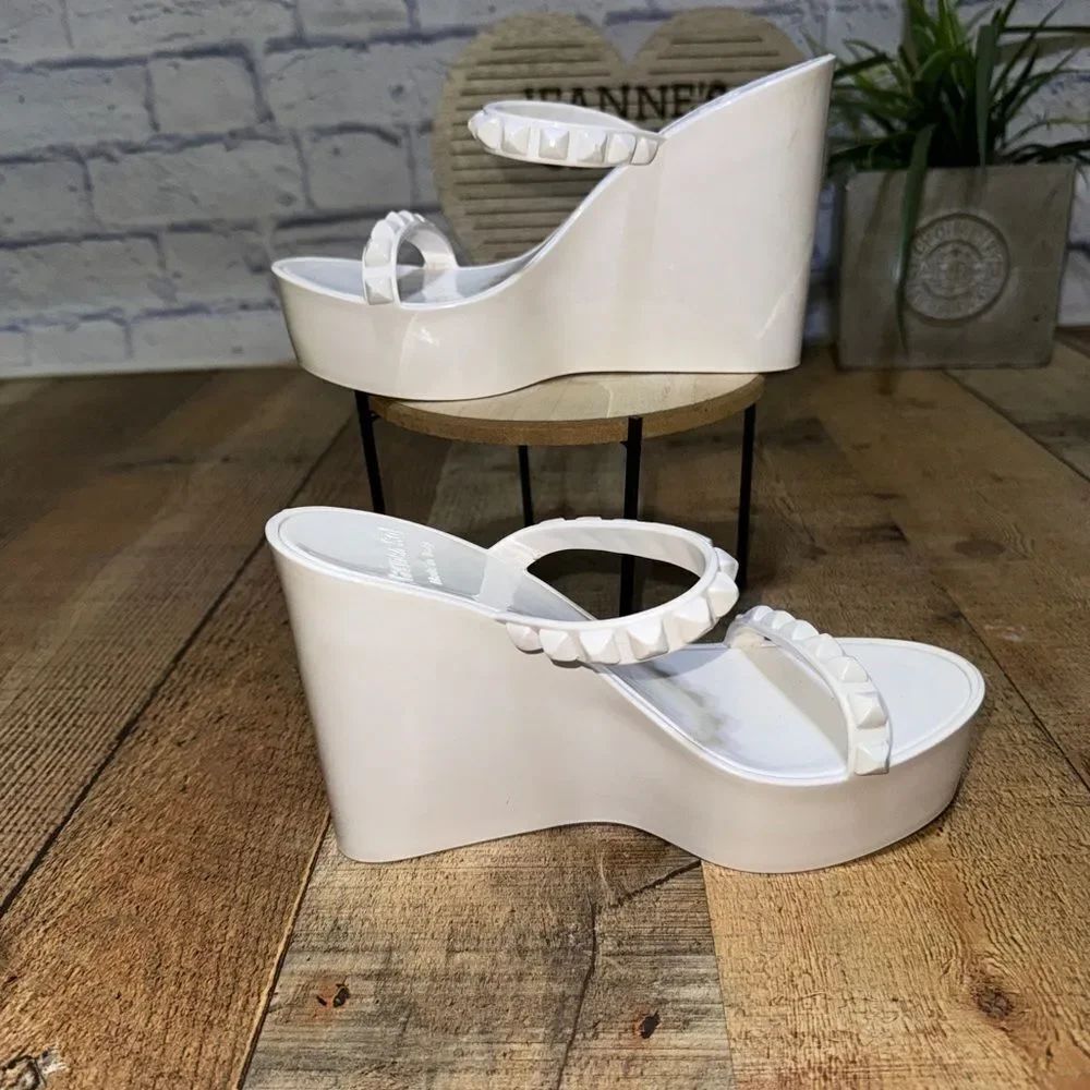Carmen Sol Tonino mid wedge jelly
Rubber Studded Accents Sandals
Women's Size 7 - Picture 3 of 11